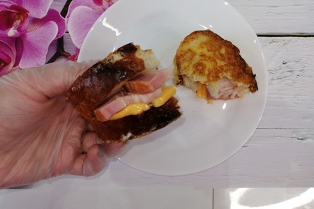 Фото к рецепту: Сэндвич с беконом и сыром 