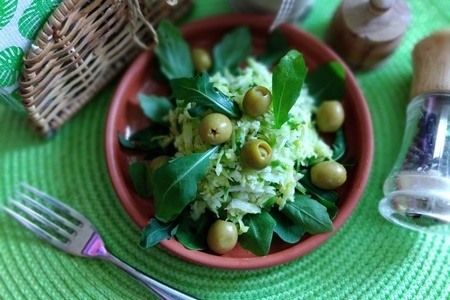 Фото к рецепту: Салат "зелёный № 1" с редькой и рукколой #постныйстол
