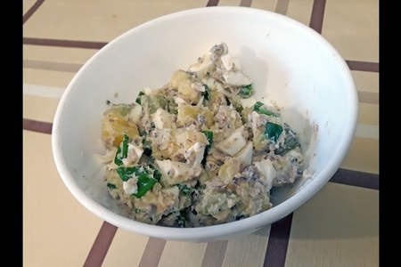 Салат из консервированной сардины и соленых огурцов