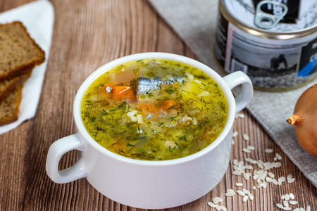 Фото к рецепту: Рыбный суп из консервированной сайры и овощами с рисом