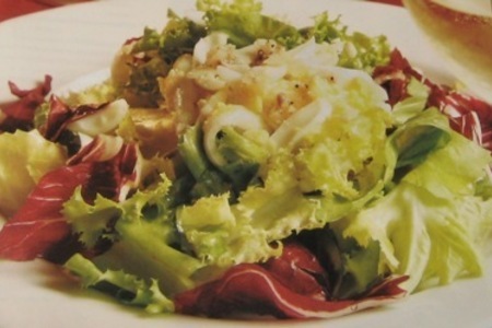 Фото к рецепту: Простой зимний зеленый салат с анчоусами