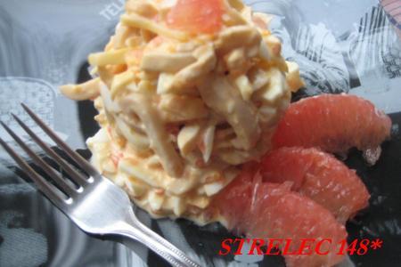 Фото к рецепту: Кальмары с жареным яйцом и грейпфруктом