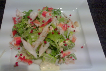 Фото к рецепту: Салат с крабами и соусом филадельфия