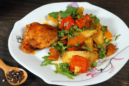 Фото к рецепту: Курица запечённая в духовке с овощами