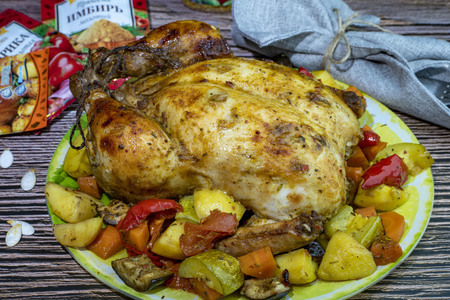 Фото к рецепту: Курица под маринадом запеченная в фольге с овощами