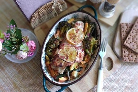 Фото к рецепту: Запечённые овощи с морским окунем #постныйстол