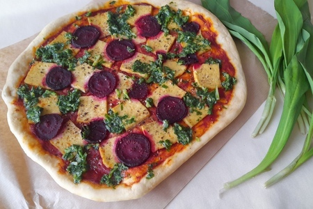 Фото к рецепту: Пицца с тофу, свёклой и соусом из черемши #постныйстол