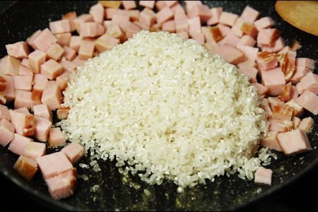 Фото к рецепту: Рис с колбасой