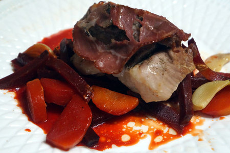 Фото к рецепту: Свинина в фольге со свеклой и морковью