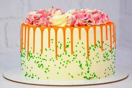 Фото к рецепту: Домашний бисквитный торт с вишней и апельсином