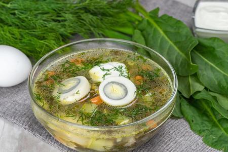Фото к рецепту: Щавелевый суп с курицей и овощами с куриным яйцом