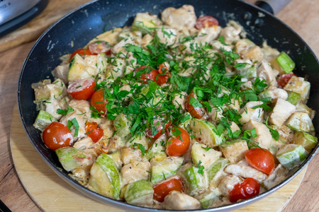 Фото к рецепту: Кабачки с курицей на сковороде в сметанном соусе #блюдосизюминкой
