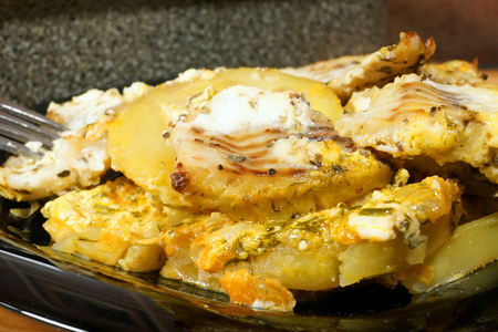 Рыба с картофелем в духовке пассированная в сметане