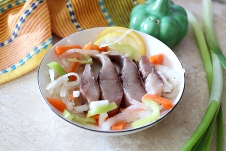 Фото к рецепту: Закуска из соленой селёдки с овощами #блюдосизюминкой