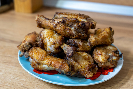 Фото к рецепту: Куриные крылышки в духовке без фритюра