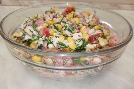 Быстрый салат с крабовыми палочками  и овощами