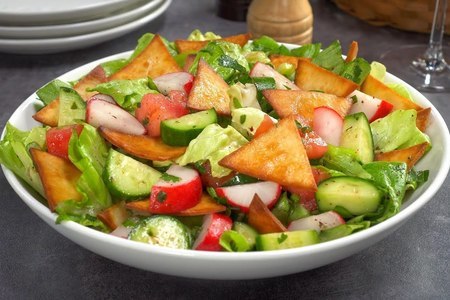 Фото к рецепту: Знаменитый овощной салат "фаттуш" за 20 минут