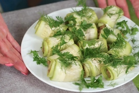Фото к рецепту: Кабачковые рулетики с ароматной овощной смесью и сыром