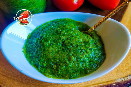 Фото к рецепту: Ароматная зеленая аджика 