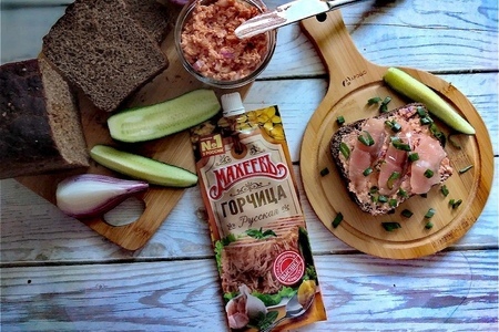 Фото к рецепту: Горчично-томатная намазка на хлеб с рыбой “махеевъ” #махеевъ