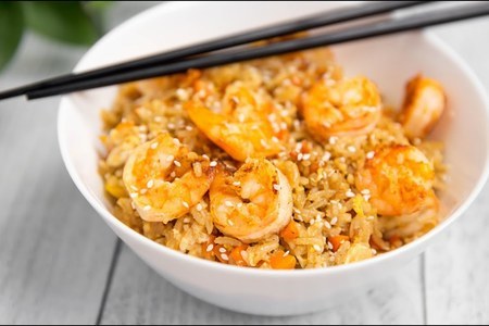Рецепт жареного риса с креветками