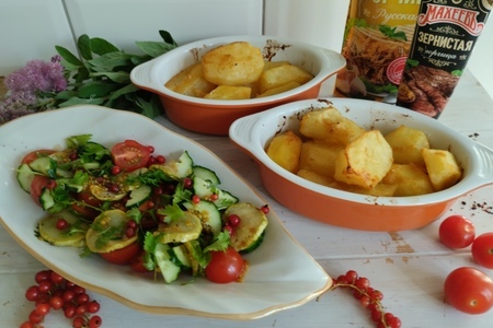 Фото к рецепту: Запеченный картофель в горчичной соусе махеевъ с овощным салатом#махеевъ