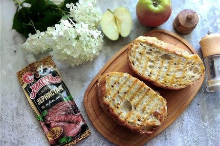 Фото к рецепту: Горячий сэндвич с яблоком и зернистой горчицей "махеевъ" #махеевъ