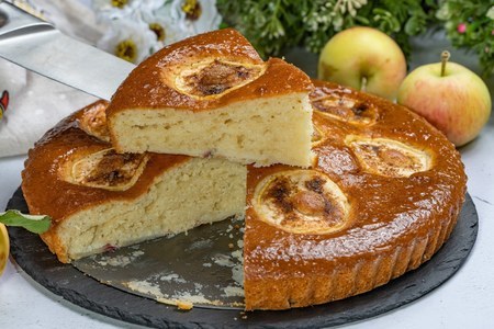 Фото к рецепту: Бисквитный пирог с яблоками из бездрожжевого теста на кефире