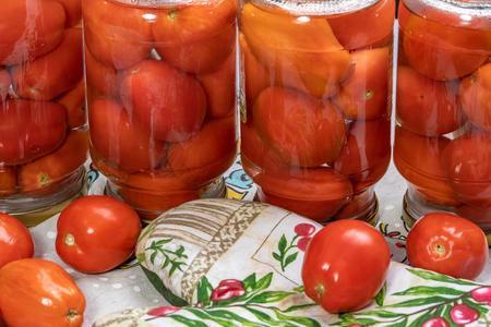 Фото к рецепту: Маринованные в меру сладкие помидоры на зиму, без стерилизации