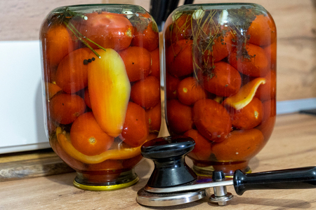 Фото к рецепту: Маринованные помидоры c болгарским перцем на зиму (без стерилизации)