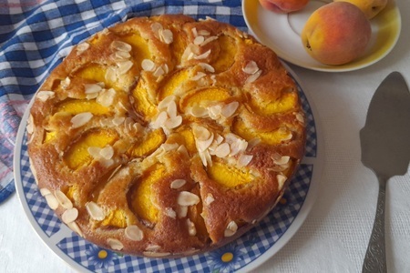 Фото к рецепту: Пирог с персиками
