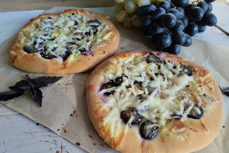 Фото к рецепту: Пицца с сулугуни и виноградом