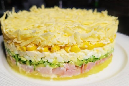 Фото к рецепту: Быстрый слоеный салат на праздничный стол⁠⁠