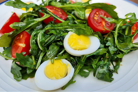 Фото к рецепту: Салат с рукколой, помидорами черри, перепелиными яйцами и бальзамическим уксусом