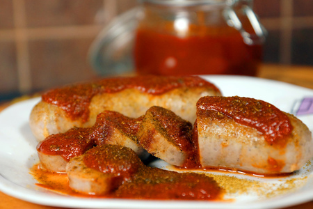 Фото к рецепту: Соус  «currywurst» для сосисок и колбасок гриль