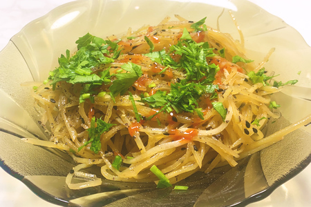 Фото к рецепту: Китайский салат из сырой картошки