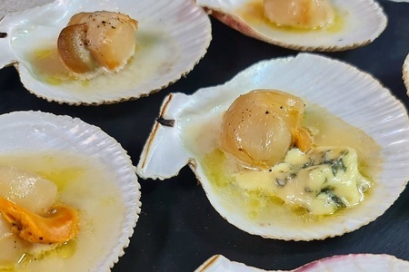 Фото к рецепту: Морские гребешки запеченные в духовке на раковинах