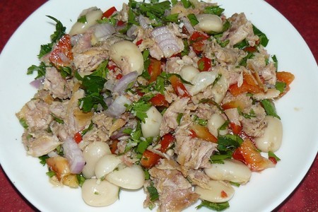 Фото к рецепту: Салат с консервированным тунцом и фасолью