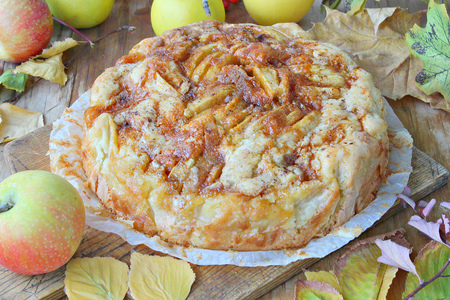 Фото к рецепту: Яблочный пирог "карамельная гармошка"