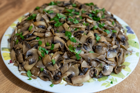 Фото к рецепту: Слоеный салат с мясом и грибами