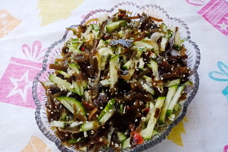 Фото к рецепту: Быстрый и полезный "салат из морской капусты с огурцом"