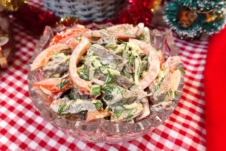 Фото к рецепту: Салат с говядиной, сыром и помидорами