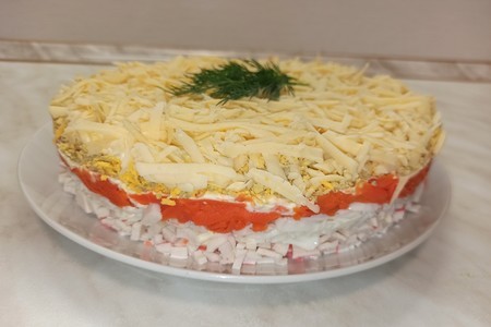 Фото к рецепту: Салат слоёный с крабовыми палочками и сыром