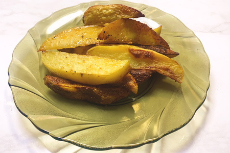 Фото к рецепту: Картофель по-деревенски в микроволновке