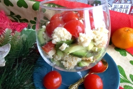 Фото к рецепту: Салат с авокадо и сыром