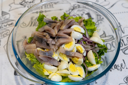 Салат с селедкой и перепелиными яйцами