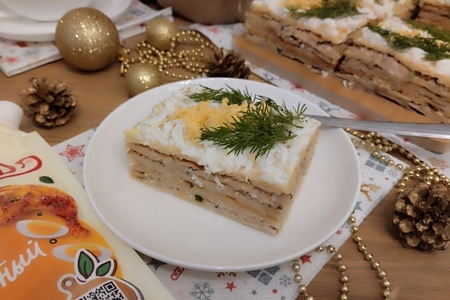 Фото к рецепту: Закусочный торт "мимоза" с салатный соусом махеевъ