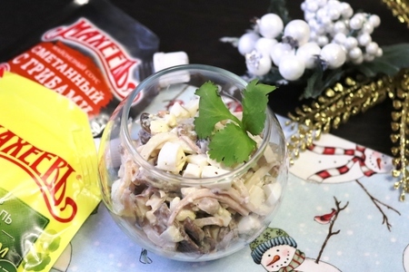 Фото к рецепту: Салат с кальмарами и шампиньонами по-махеевски