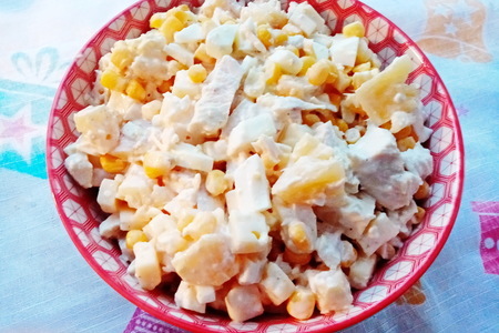 Фото к рецепту: Салат из курицы, ананасов, кукурузы...и карри