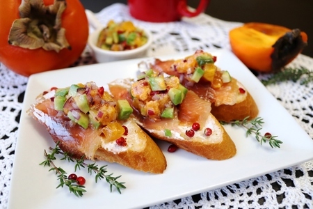 Фото к рецепту: Бутерброды с форелью и сальсой из хурмы и авокадо